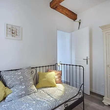 Le Calme Sur La Place De La Madeleine Apartment Béziers