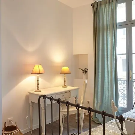 Apartment Le Calme Sur La Place De La Madeleine