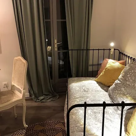 Apartment Le Calme Sur La Place De La Madeleine Béziers