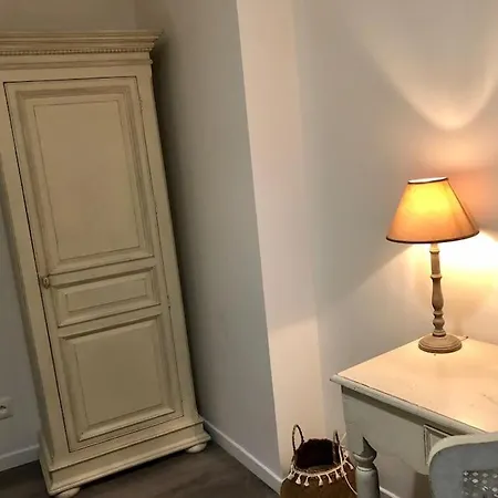 Le Calme Sur La Place De La Madeleine * Béziers